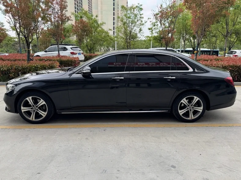 奔驰E 内饰后排