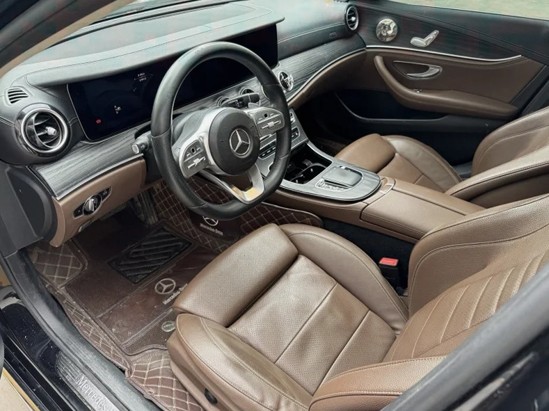 奔驰E 内饰前排