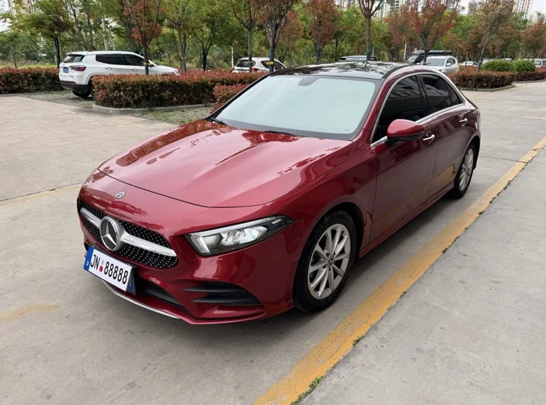 奔驰A 正面外观二