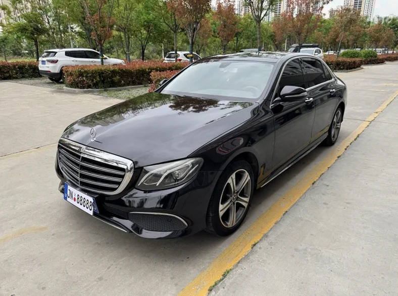 奔驰E 后面外观二