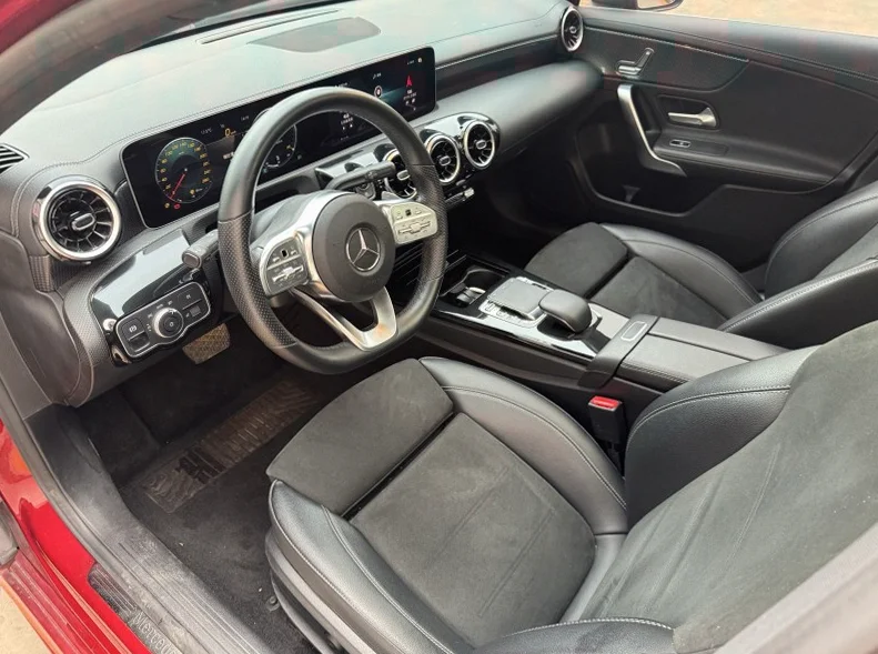 奔驰A 后面外观一