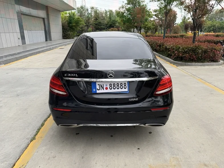 奔驰E 正面外观三