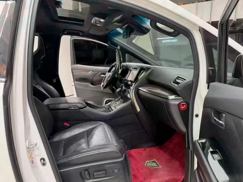 丰田埃尔法 后面外观一