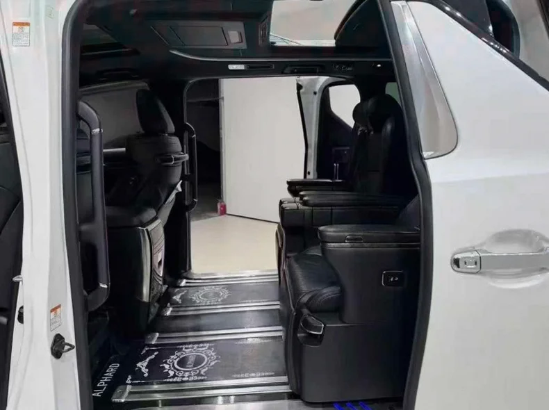 丰田埃尔法 后面外观三