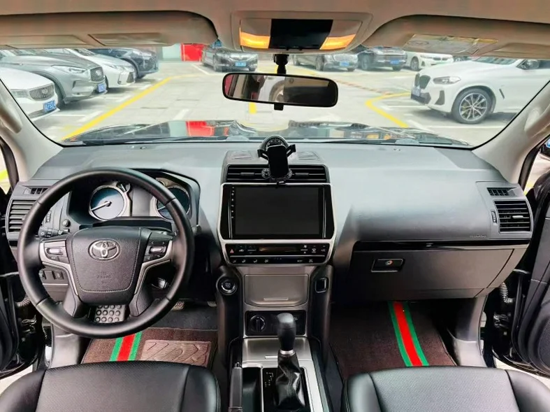 丰田普拉多 后面外观一