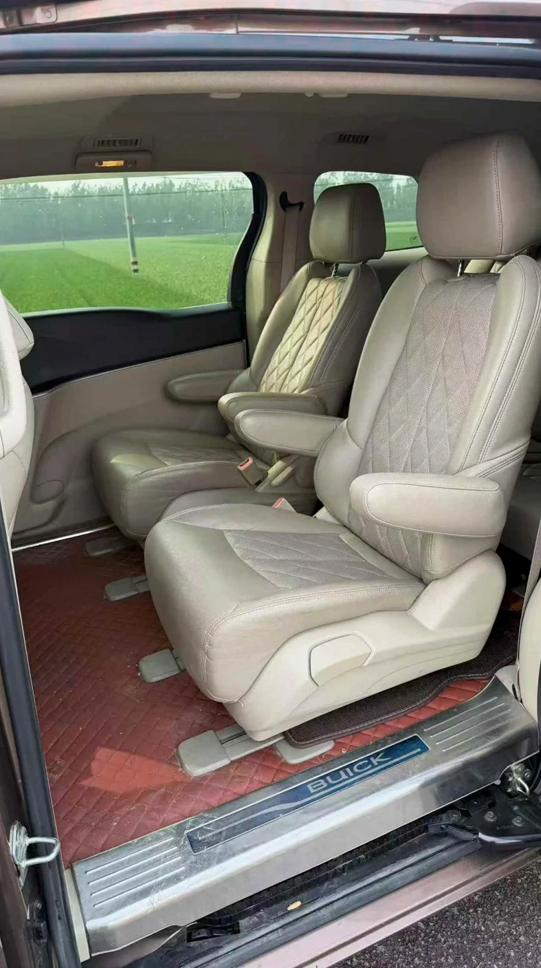 别克GL8 后面外观一