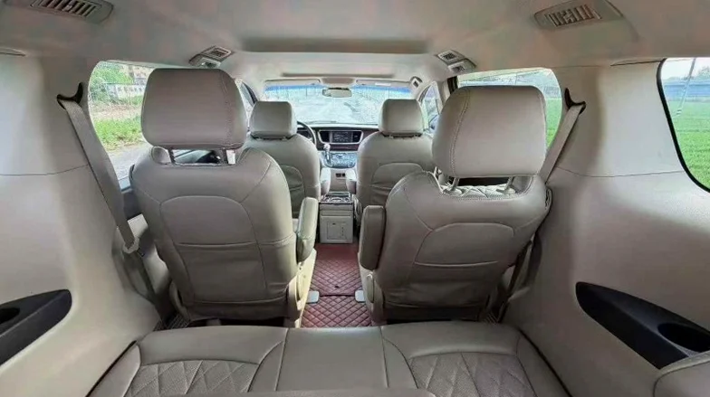 别克GL8 正面外观三