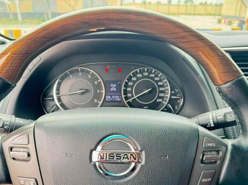 日产途乐 内饰前排