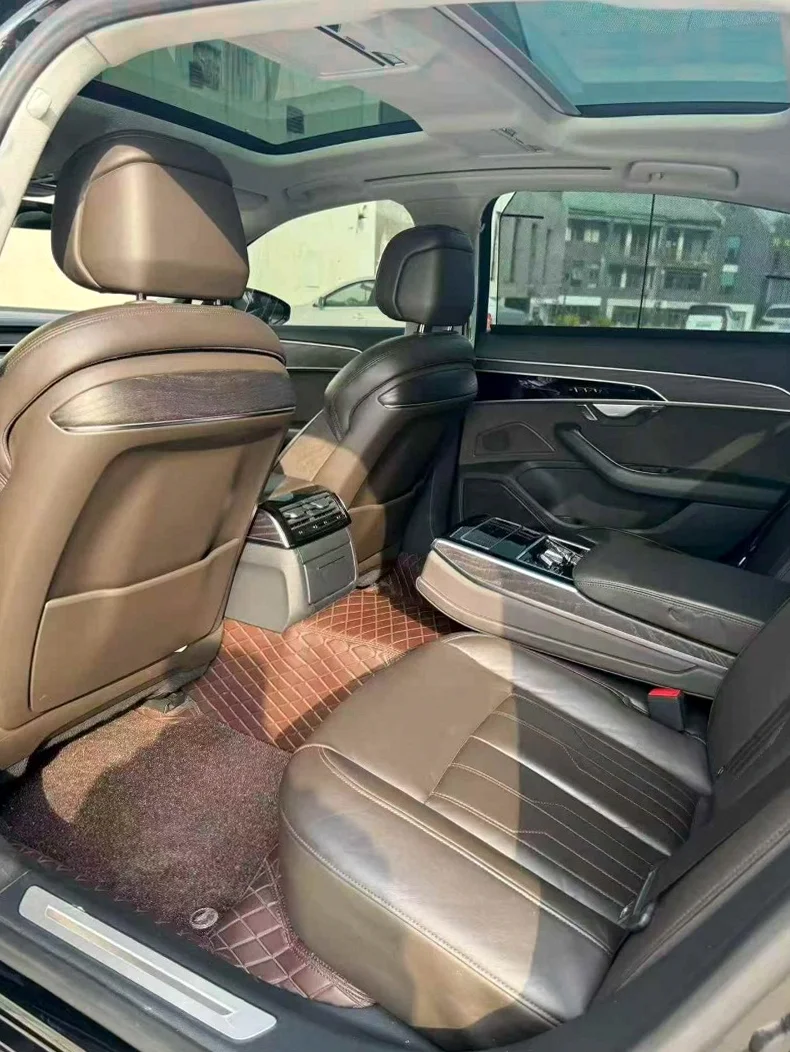 奥迪A8L 内饰前排