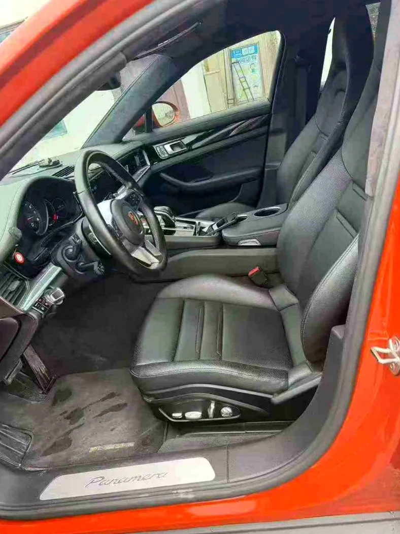 保时捷帕拉梅拉 后面外观一