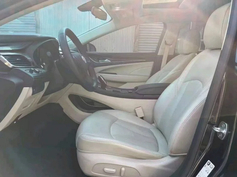 别克君越 驾驶室