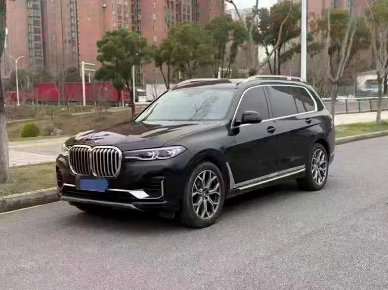 宝马X7 正面外观三