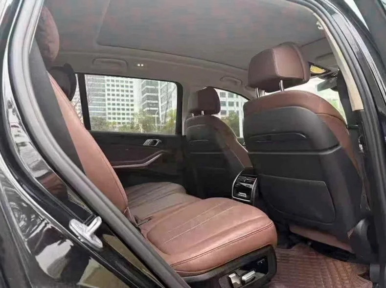 宝马X7 后面外观一