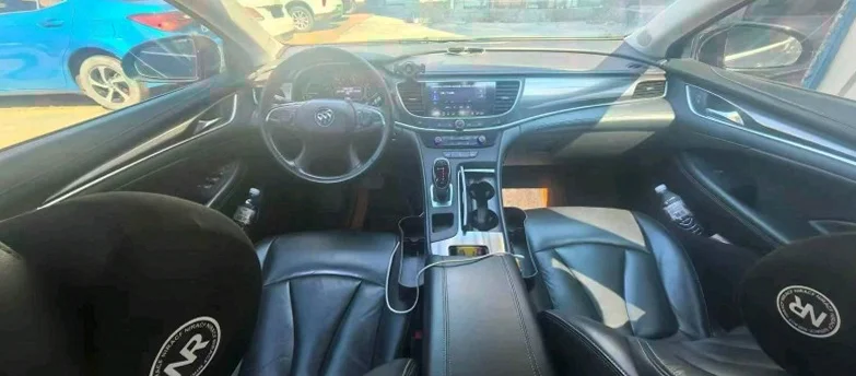 别克君越 驾驶室