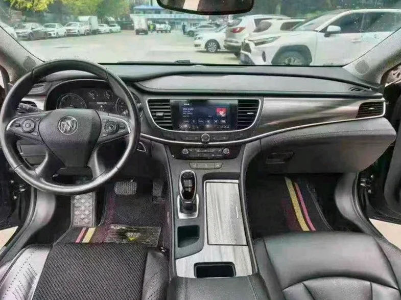 别克君越 驾驶室