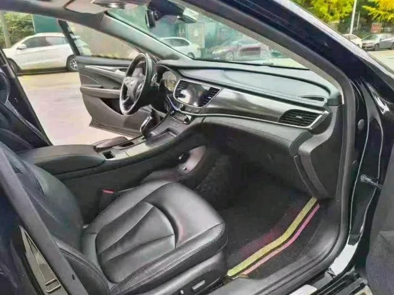 别克君越 后面外观一