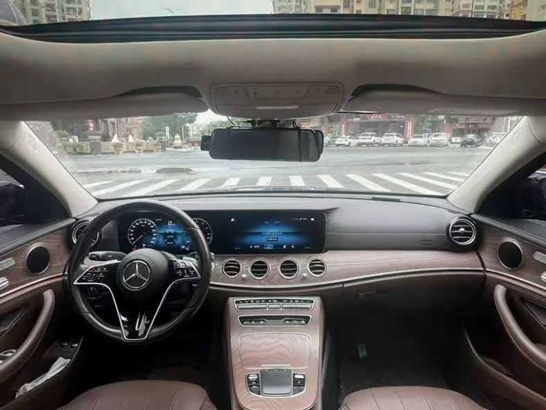 奔驰E 后面外观一