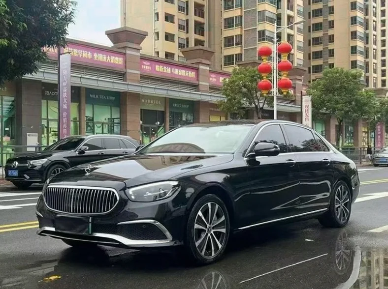 奔驰E 内饰后排