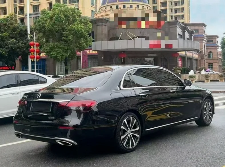 奔驰E 正面外观二