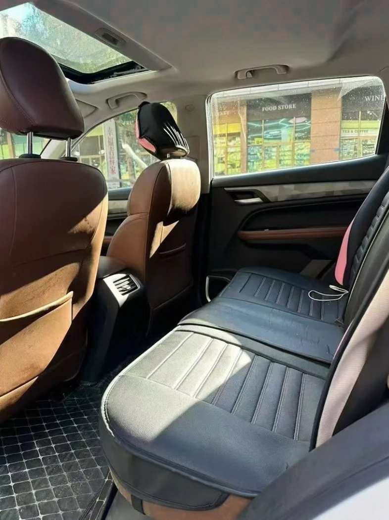 吉利远景 内饰后排