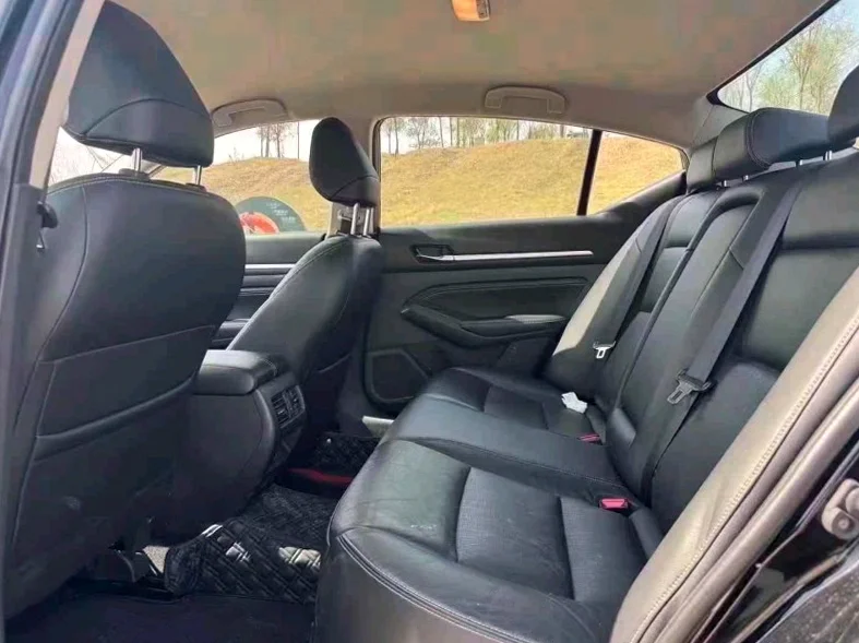 日产天籁 后面外观三