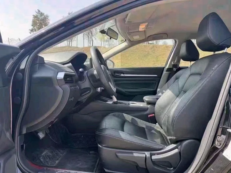 日产天籁 后面外观一