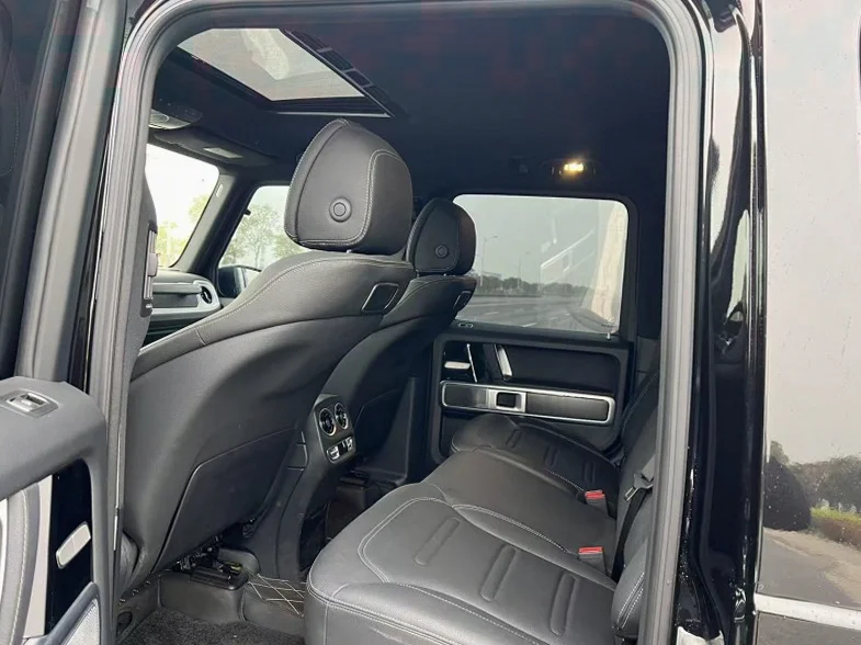 奔驰G 内饰后排