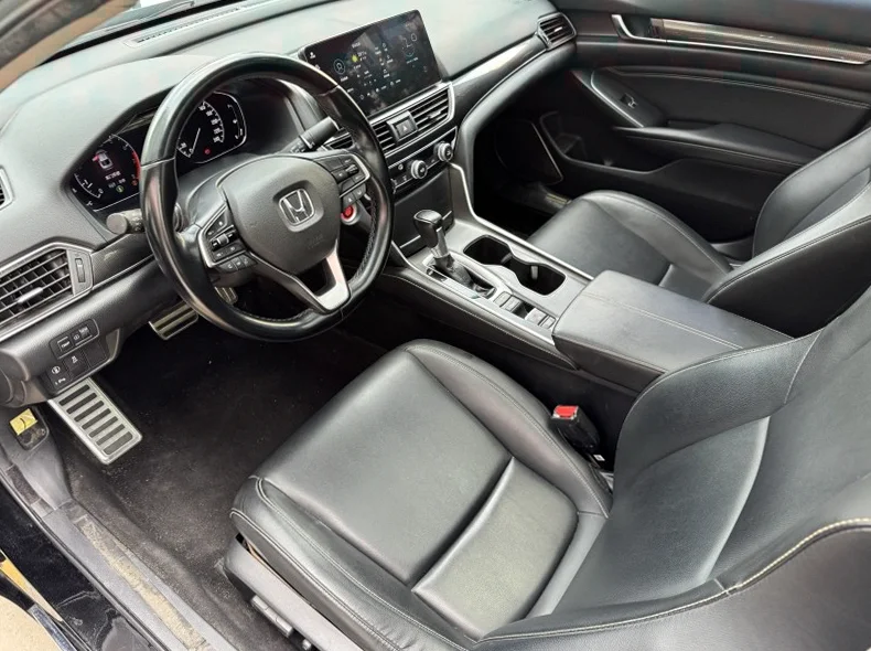 本田雅阁 驾驶室