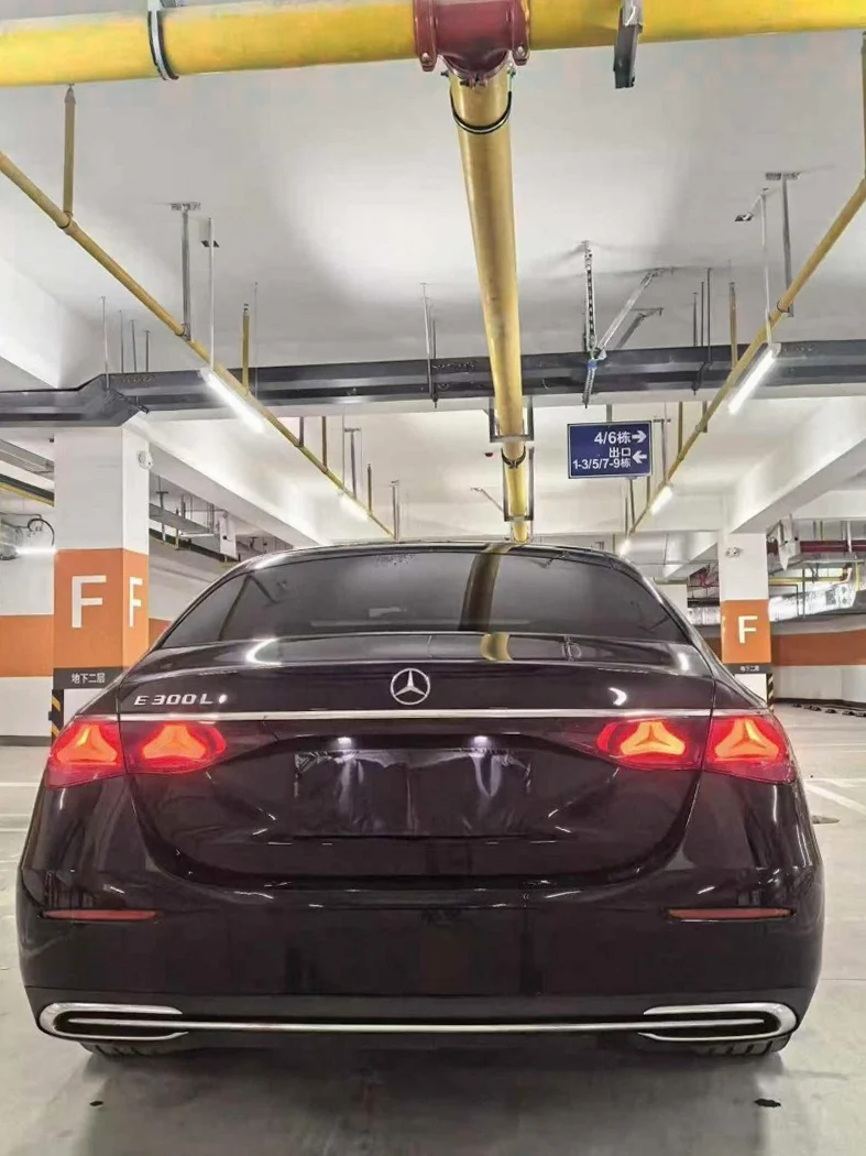 奔驰S 内饰后排