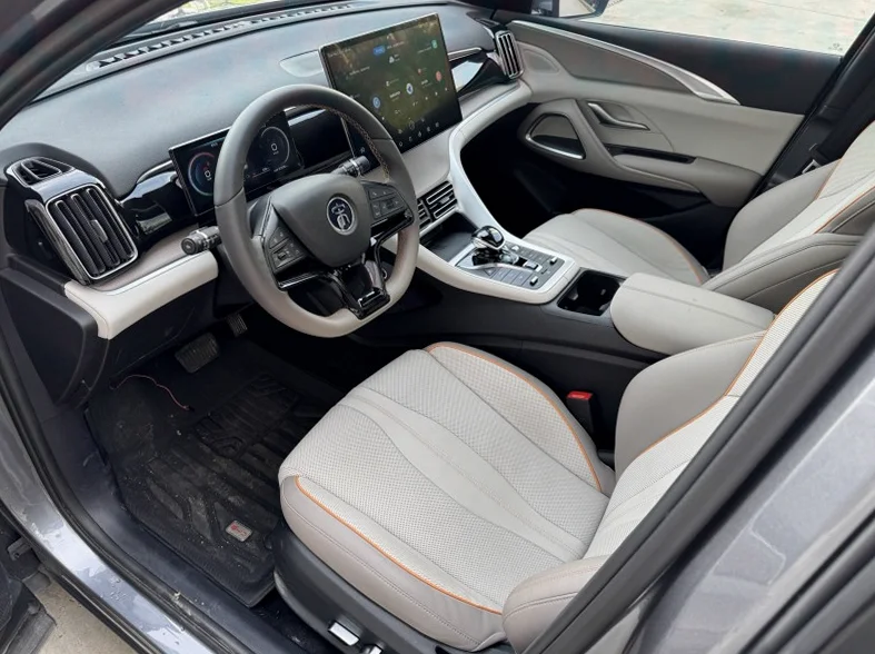 比亚迪宋 驾驶室