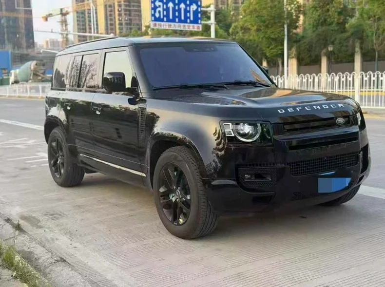 路虎卫士 正面外观三