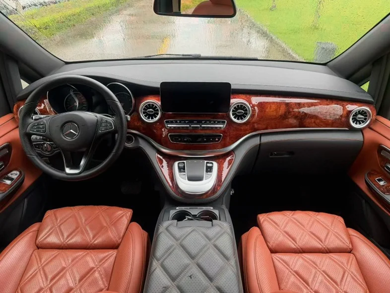 奔驰V 后面外观二