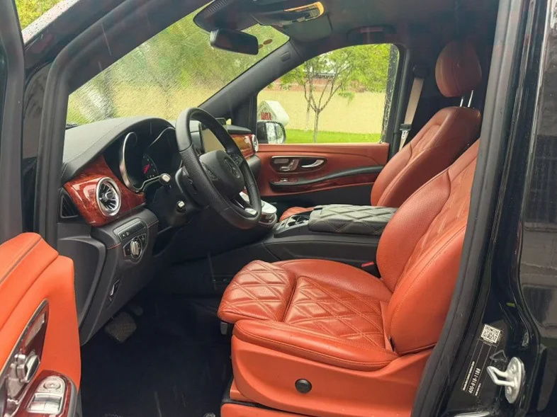 奔驰V 后面外观一