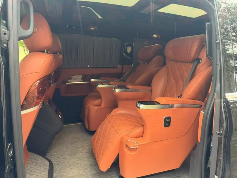 奔驰V 后面外观三