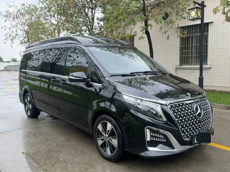 奔驰V 正面外观二