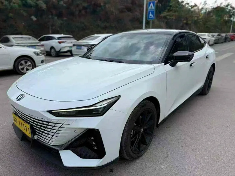 长安汽车UNI 正面外观三