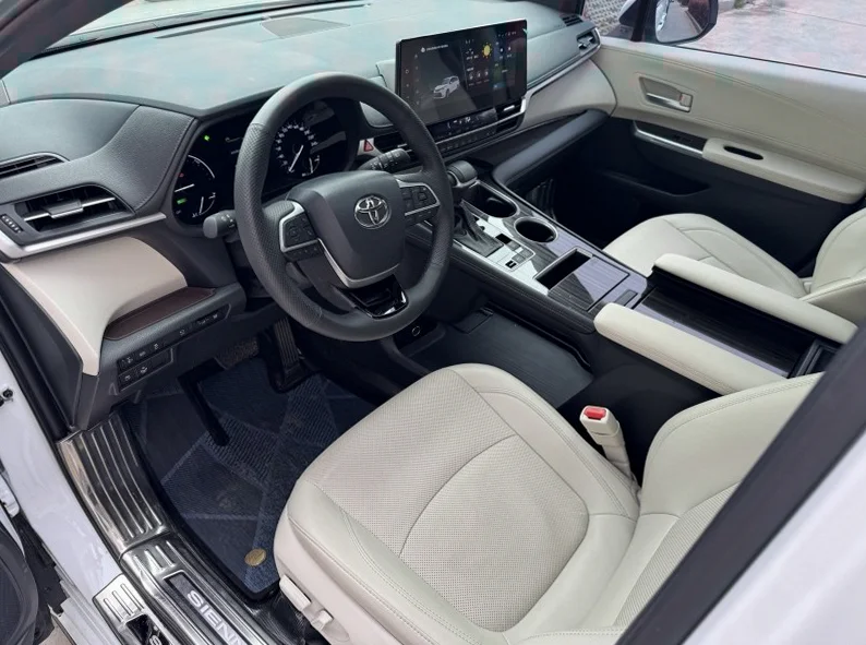 丰田塞纳 正面外观二