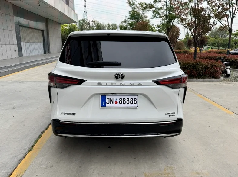 丰田塞纳 后面外观三