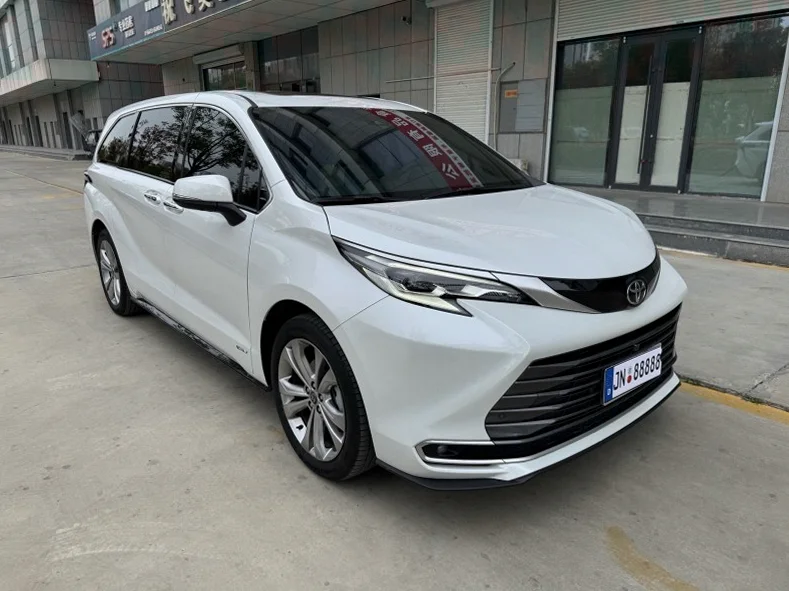 丰田塞纳 驾驶室