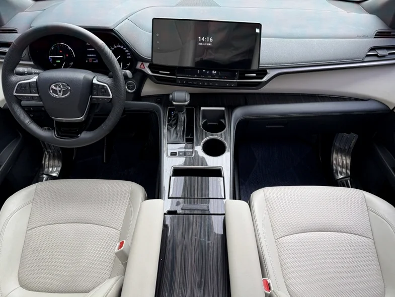 丰田塞纳 后面外观二