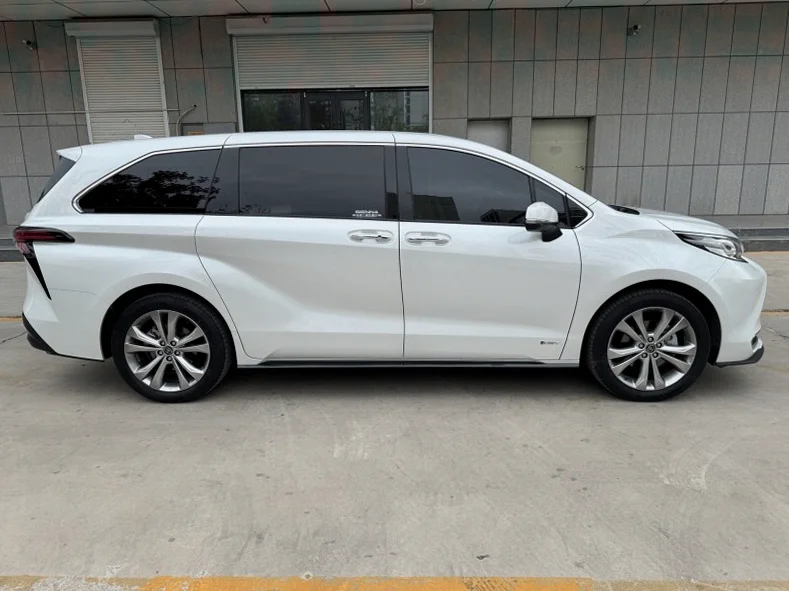 丰田塞纳 内饰后排