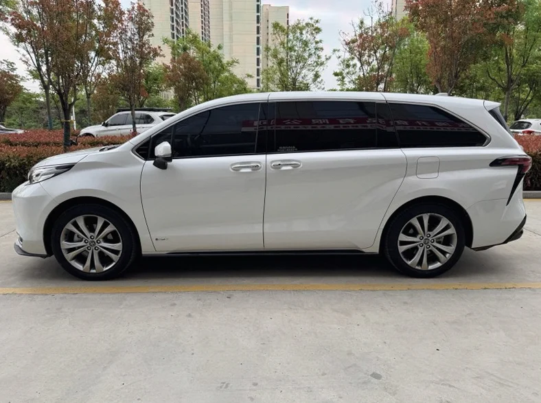 丰田塞纳 正面外观三