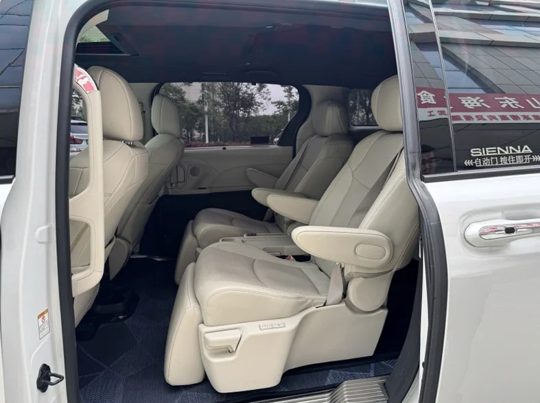 丰田塞纳 后面外观一