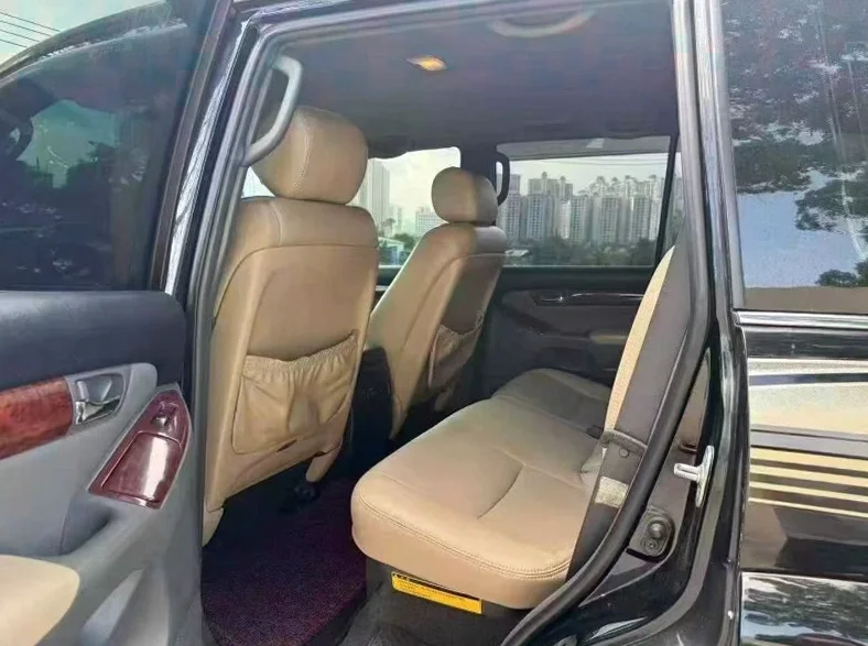 丰田普拉多 后面外观一