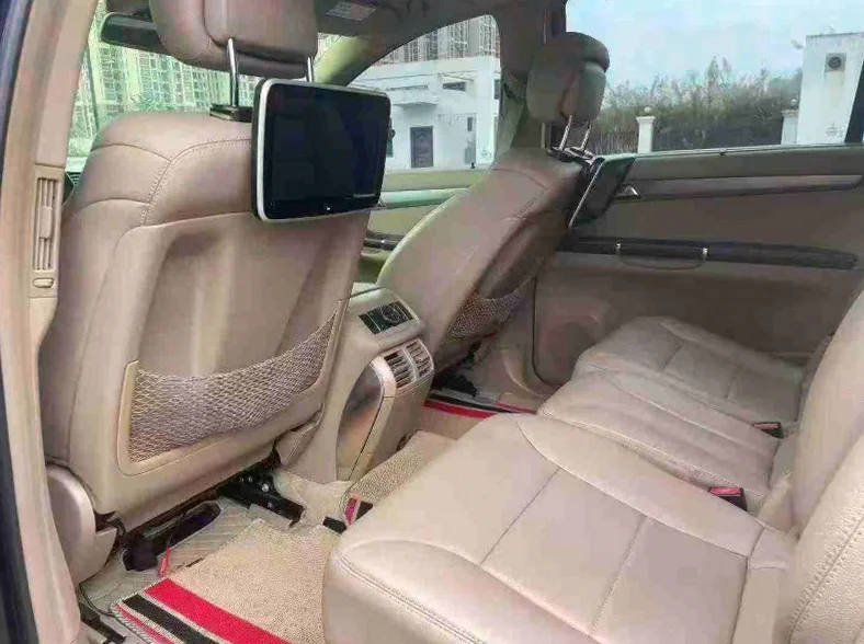 奔驰R 后面外观三