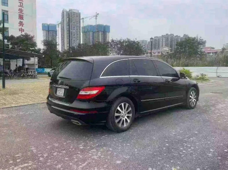 奔驰R 内饰前排