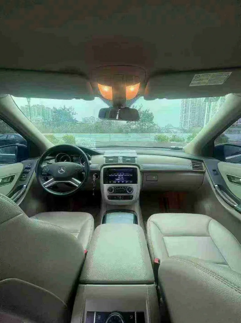 奔驰R 后面外观二