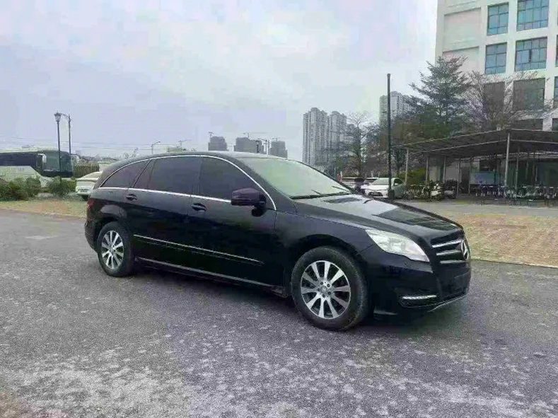 奔驰R 正面外观二