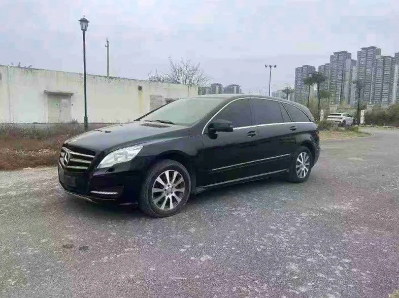 奔驰R 正面外观三