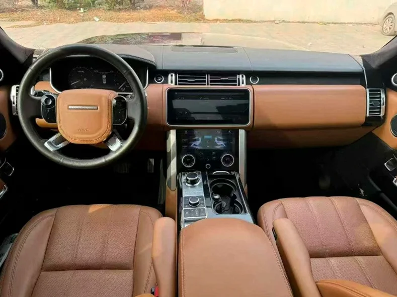 路虎揽胜行政 内饰后排